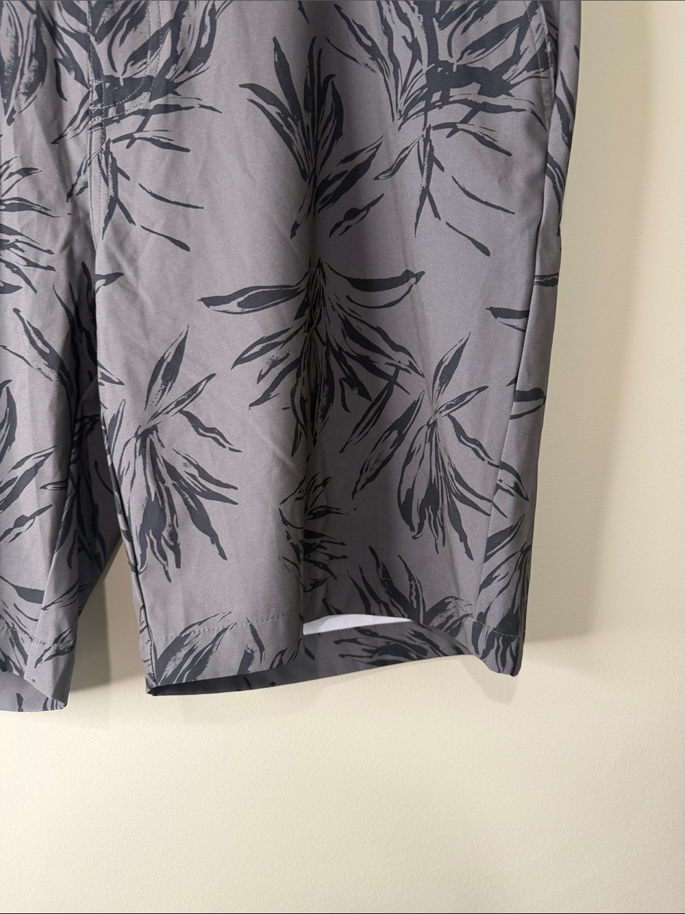 NWT Travis Mathew You Wont Shorts Gray Floral Shorts 40 - Picture 4 of 8